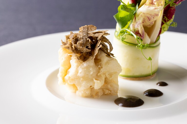 前菜「富山産真鱈白子のフリット サラダのブーケ トリュフのヴィネグレット」。