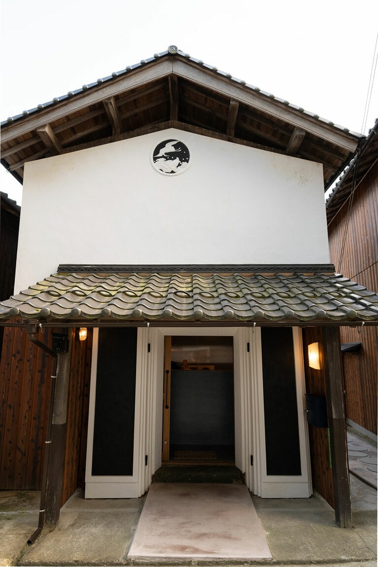 蔵を改装したレセプション。