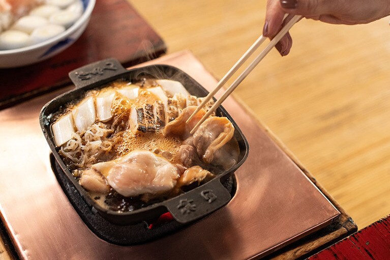 鉄鍋は、吹きこぼれないように新たに作り直したもの。