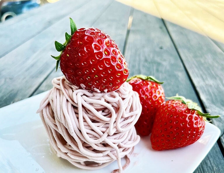 埼玉県新商品AWARD 2020金賞受賞。「いちごモンブラン苺大福」1個 611円／富久屋