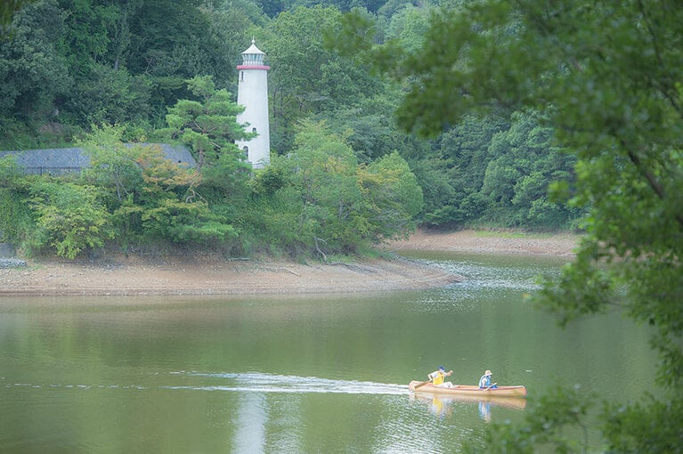 メッツァビレッジではカヌーに乗るのはもちろん、なんとワークショップでカヌーを作ることもできる。撮影：深野未季