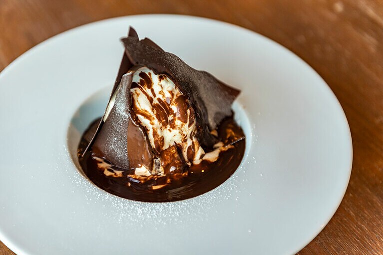 チョコモンアフォガード 960円。ドリンク、ケーキのつくランチセットも人気で、プラス料金でケーキをチョコモンアフォガードなどのデザートプレートに変更も可。