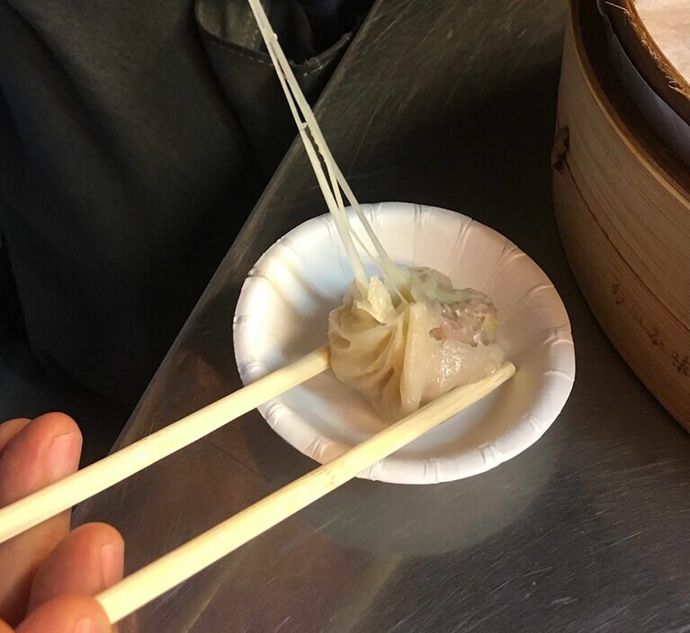 1メートルも伸びそうな、弾力のあるチーズ。肉餡とチーズのコラボレーションは、おいしさを倍増させるマジックです！