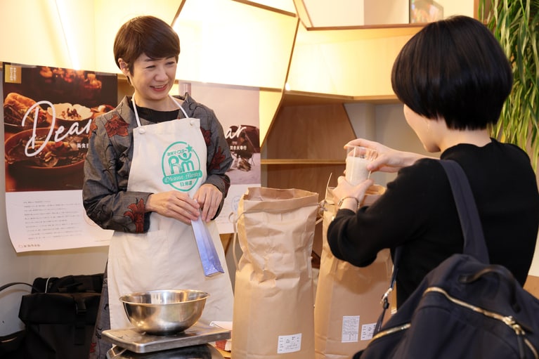5ツ星お米マイスターの澁谷梨絵さんによるお米の計量チャレンジ企画。