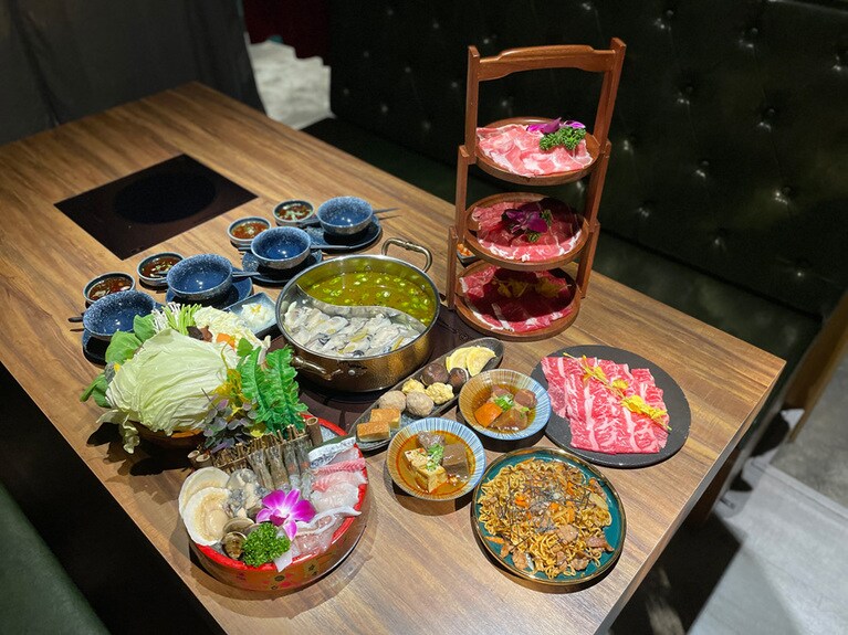 富士山先生セット(3～4人前)2,680元。写真はあくまでも参考としてご覧ください。通常よりも、前菜1種類と肉1皿が多く含まれています。