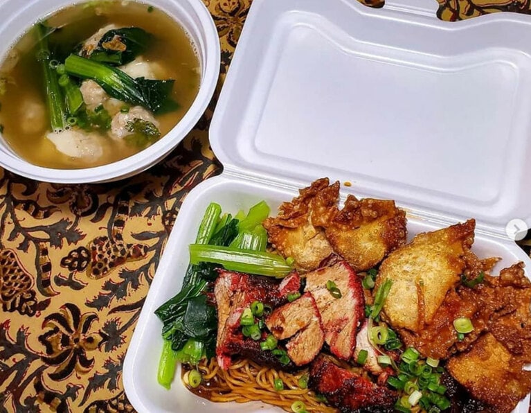 写真左から、ワンタンスープ 700円、ワンタン麺 1,300円。お弁当の持ち帰りはすべて前日までに要予約。