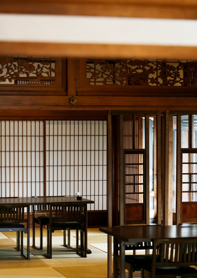 築120年の古民家を移築した母屋。朝夕の食事もこちらでいただける。