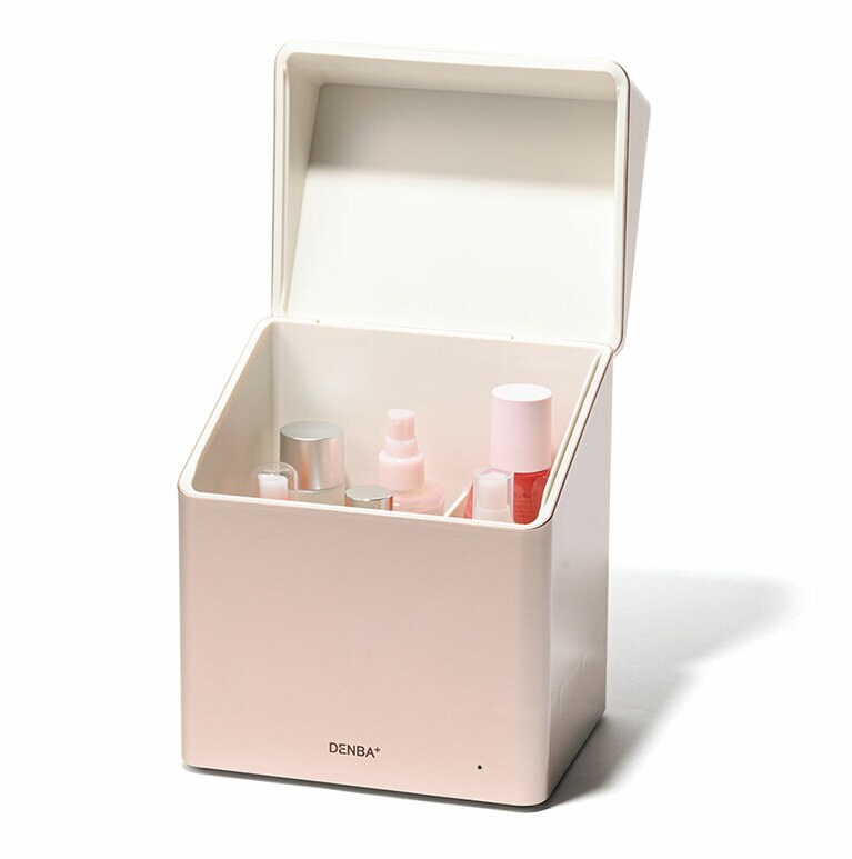 「空間水分子活性技術」により、手持ちの化粧品を容器ごと入れて保管するだけで、その浸透力が向上するというコスメボックス。binno(ビーノ)W215×D165×H235mm 35,200円／DENBA JAPAN