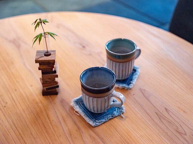 端材を利用したオリジナル花器なども。