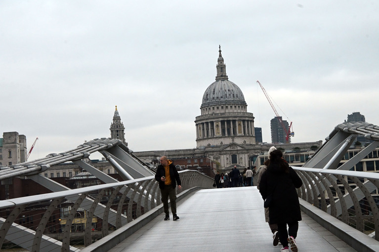 歩行者オンリーのミレニアム・ブリッジ。