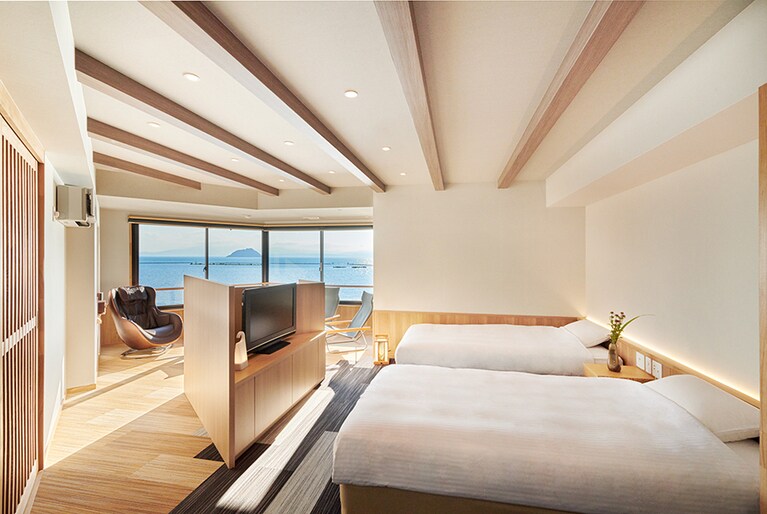 旅館紅鮎［滋賀／尾上温泉］琵琶湖を望む洋室。