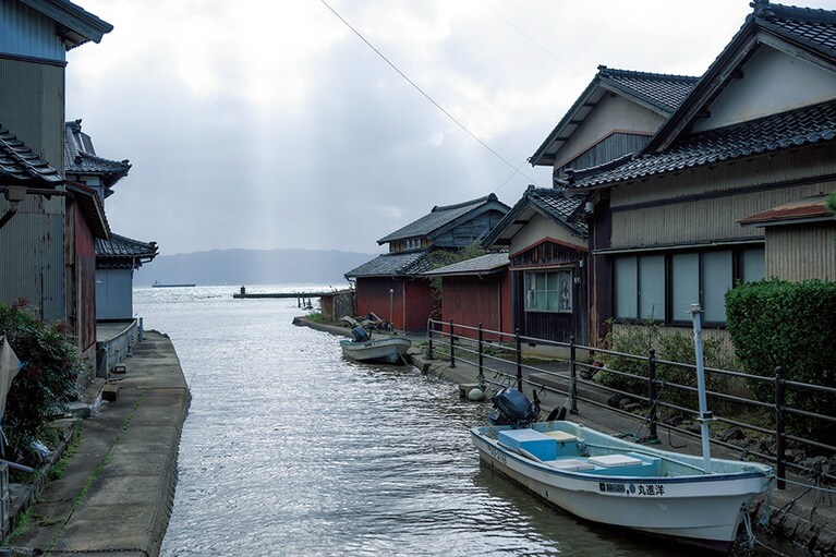 能登島は車で1周1時間ほど。島で暮らす人々の生活が息づく穏やかな風景に、どこか懐かしい気持ちを抱く。（一 能登島　石川）