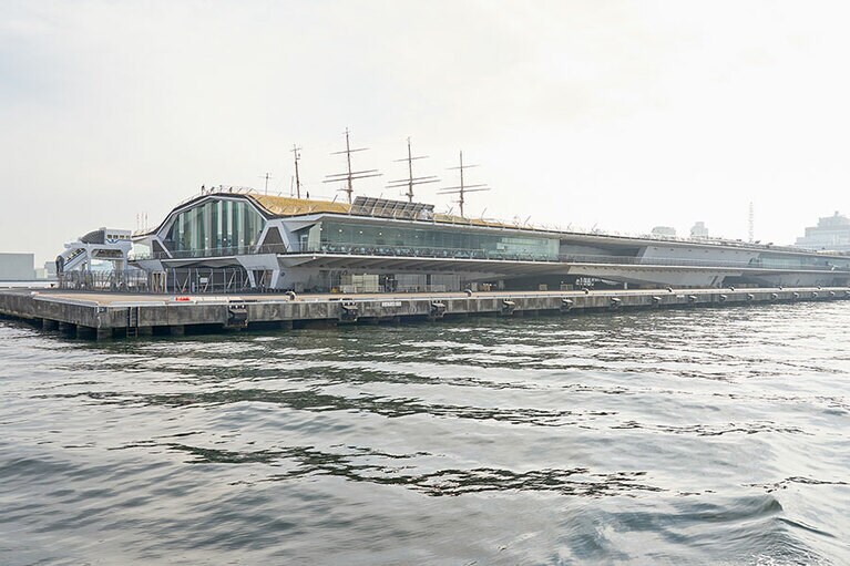 海の上、大さん橋の先端にある「subzero」は非日常のシチュエーション。