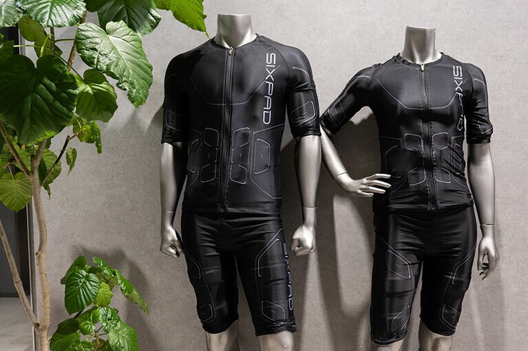 全身を同時に鍛えることができる専用のEMSトレーニングスーツ「SIXPAD Powersuit」は、電極が全身7箇所14部位に搭載。
