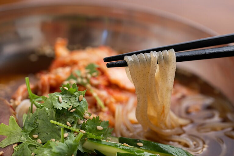 そば粉入りの冷麺は時間がたってものびずにプリプリ。
