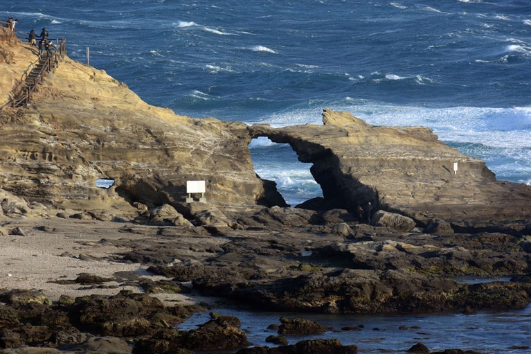 長い年月をかけて波と風で浸食された、城ヶ島の「馬の背洞門」。