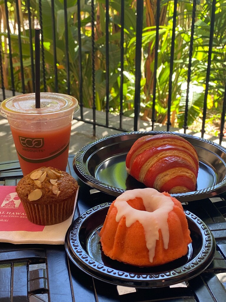 右奥から時計回りに「ロイヤル・ラズベリー・クロワッサン」「グァバ・バントケーキ」「バナナマックナッツマフィン」「グァバジュース」。