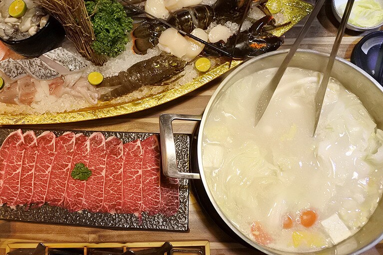 野菜、3種の肉、魚介を特製スープでいただく。
