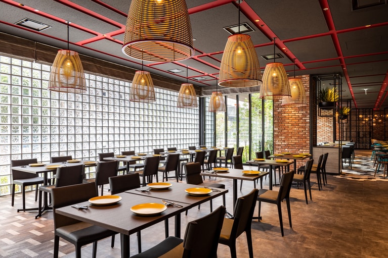 1階「Restaurant ＆ Bar TIDE TABLE Shiomi」。“EDO×TOKYO”のインテリアやアートに囲まれた魅力的な空間。