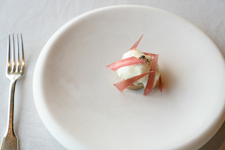 甘露漬け鮒鮓にフランス料理の代表的な食材、フォアグラを合わせ、泡状にした豆腐とルバーブをトッピングしたスペシャリテ。
