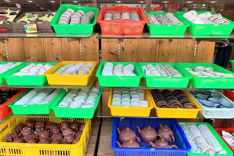 プチプラ茶器は店頭のカゴの中にあります。