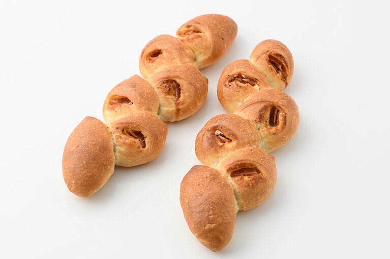 ベーコンエピ 各330円。