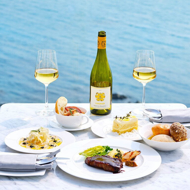 トップフロアオーシャンビューダイニング「マックイーンズ グリル＆バー」。鮑のリゾットをはじめ、地元の新鮮シーフードを使ったシグネチャーメニューをぜひ。