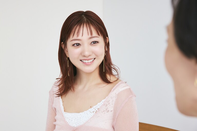 生理中のお悩みを語る伊藤千晃さん。