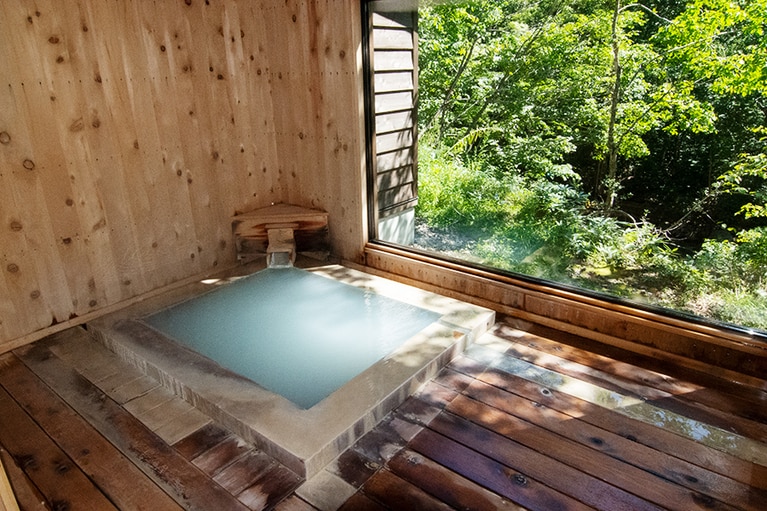 鶴の湯別館山の宿［秋田／乳頭温泉郷］貸切温泉(内湯)。