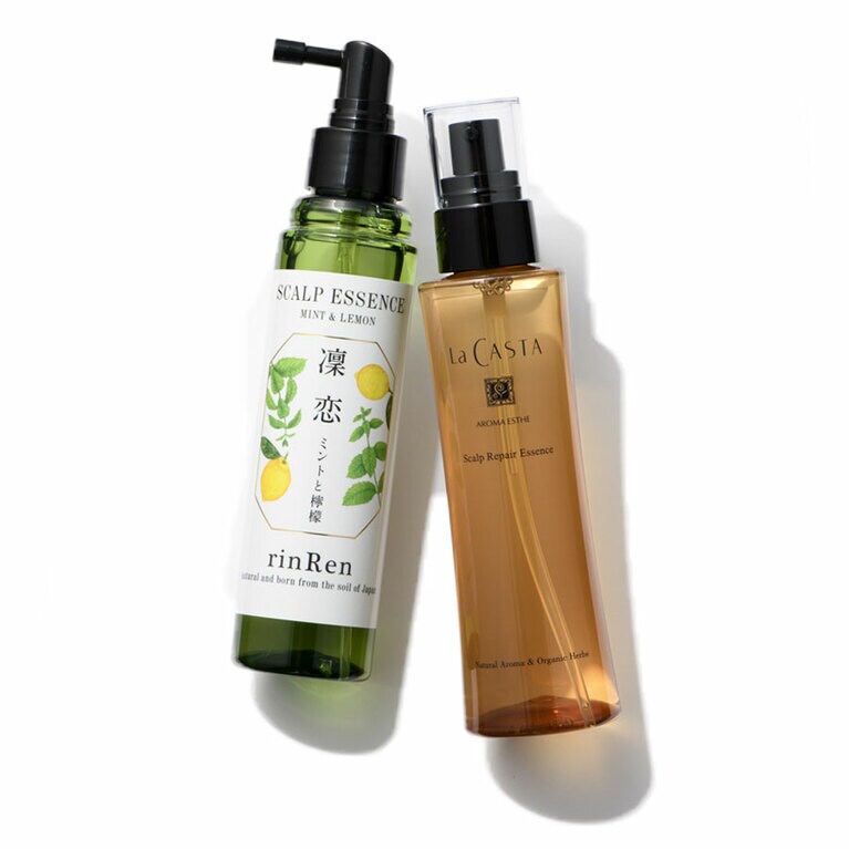 左：センブリ抽出液や人参抽出液など4種の有効成分を配合。 リンレン レメディアル スカルプエッセンス ミント＆レモン ［医薬部外品］ 120mL 2,200円／ビーバイ・イー(9/15[火]発売、ロフトにて先行発売中)、右：オレンジやネロリなど5種類の精油に、5種類の植物エキスをプラス。ラ・カスタ アロマエステ スキャルプ リペア エッセンス 120mL 3,500円／アルペンローゼ。