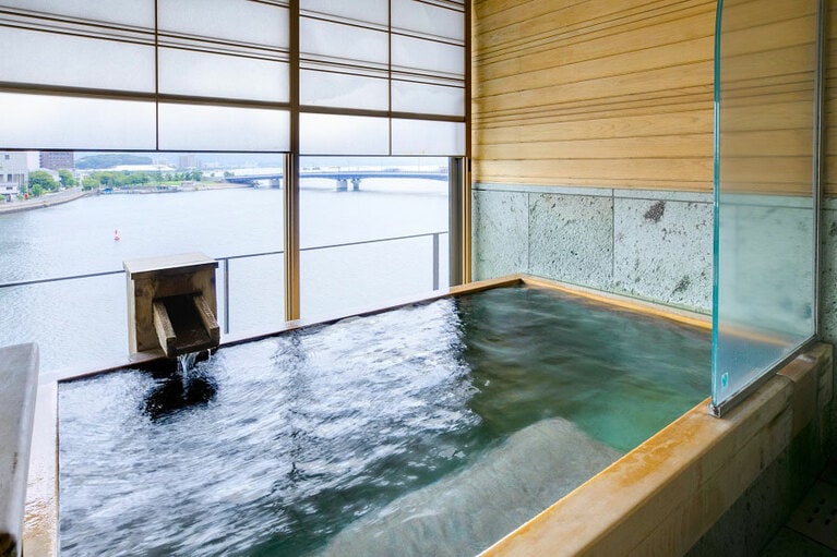 松江宍道湖畔 文人ゆかりの宿 皆美館［島根／松江しんじ湖温泉］レイクビュースイート「向月」の浴室。