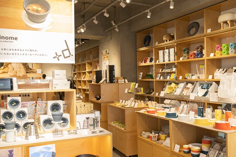 2012年に東京・蔵前にて一号店をオープン。2020年に現在の場所に移転し、国内外で店舗を展開する『KONCENT』(台東区駒形2-6-10)。 “モノづくりの発信基地”をコンセプトに、デザイン性や機能性に優れたアイテムを取り揃える。