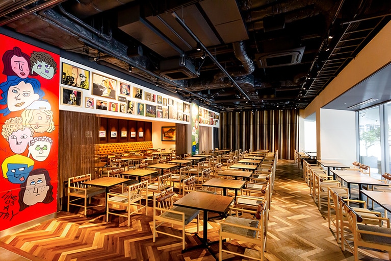 ホテル1階に位置するレストラン＆バー「KIHARU Brasserie」の店内。