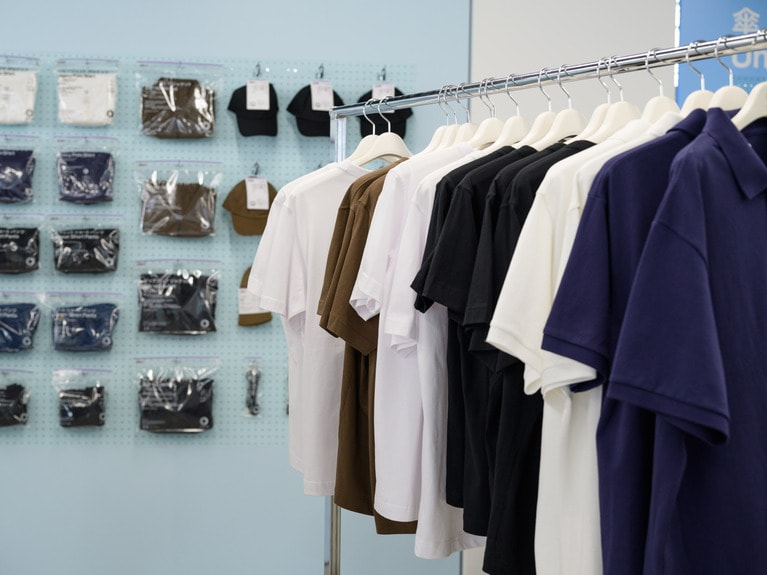 インナー以外はユニセックスの商品がほとんど。男女問わず着心地の良いワイドシルエットながら、体のラインがきれいに見えるデザインのものが多い。