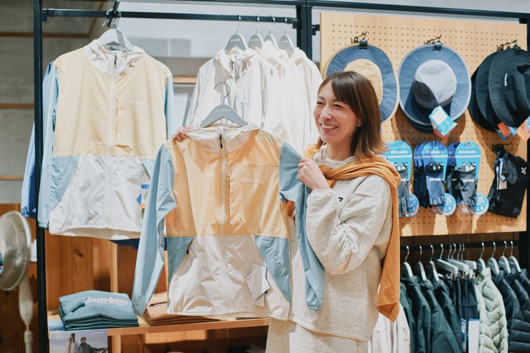 ウィメンズライトキャニオンソフトシェルジャケット 15,950円。ソフトシェルやフーディ―などさまざまなアイテムが揃っているので、頼もしい。