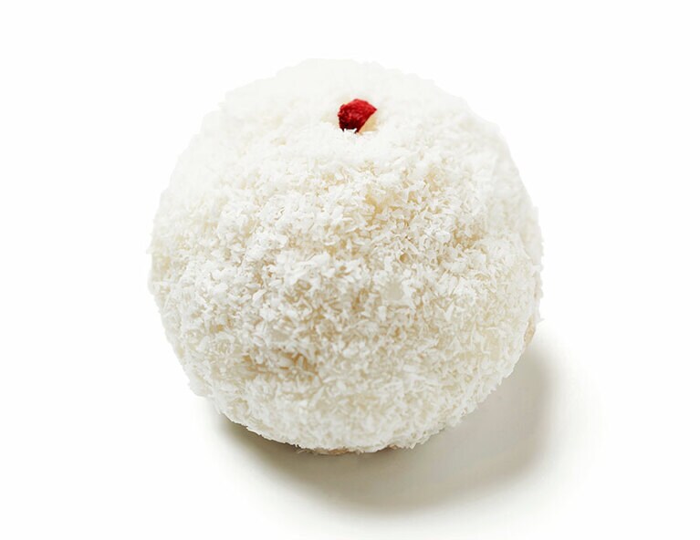 東京「OHAGI3 浅草店」新月(ココナッツ) 220円。無漂白ココナッツはふわふわの食感も楽しい。