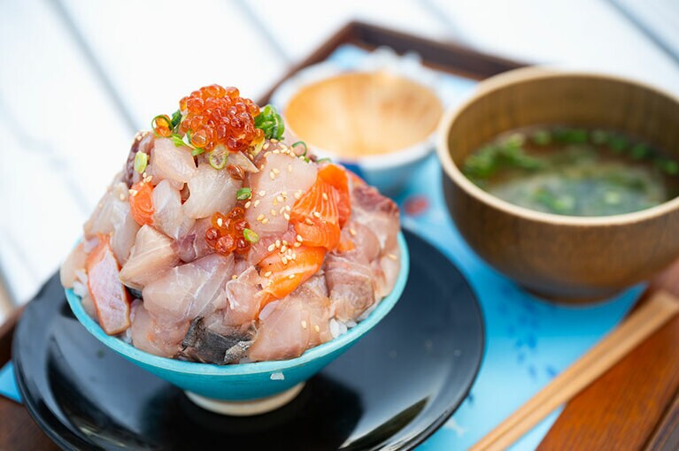 とと丸食堂の「とと丸頂上丼」2,580円（税込）。