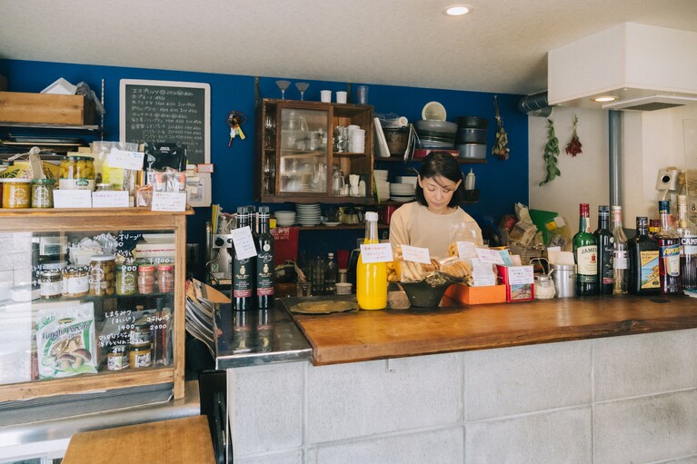 カウンターの向こうはコックピットのような小さな厨房。
