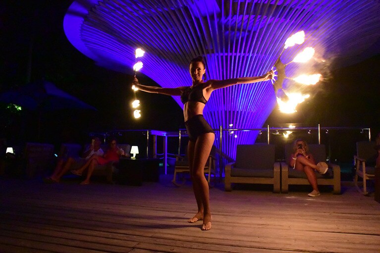 日替わり、週替わりの多彩なパフォーマンス。月に一度、サンドバンクにてフルムーンディナーも開催。