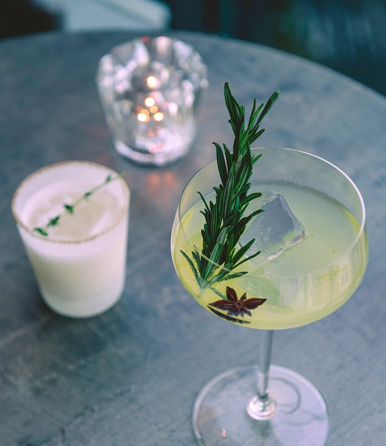 料理は、斬新なスパイス使いのカクテルまたはモクテル1杯付きで4,400円。