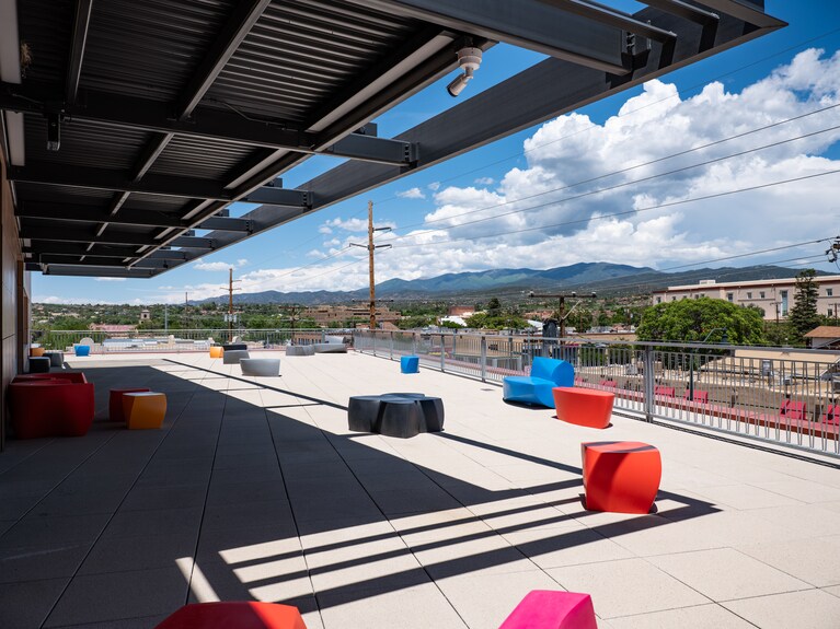 ルーフトップに出れば、ジョージア・オキーフらが愛したサンタフェの山々の風景を遠望できます。