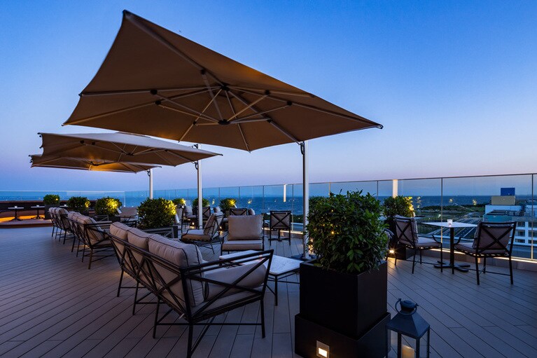 目の前に海が広がる「ルーフ トップ バー」。