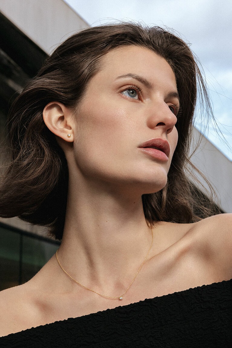 タイムレスな輝きを放つクラシカルな18Kゴールドの一粒ダイヤ。