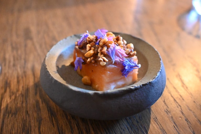 エディブルフラワーで華やかに彩るのがHermetikkenスタイル。