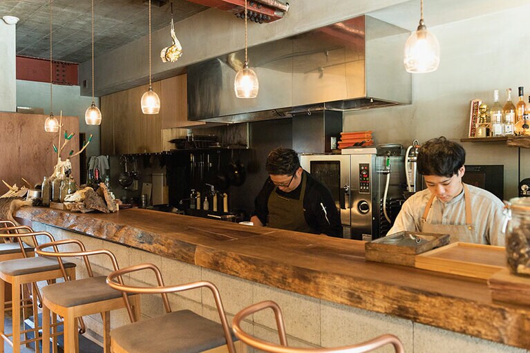 富士山の樹海をイメージした店内には、狩猟で捕った鹿や猪などの角や骨が飾られている。