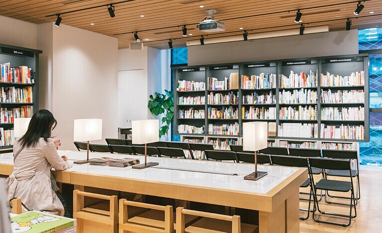 (B) イベントも行われる「FORUM」には常時椅子が設けられている。