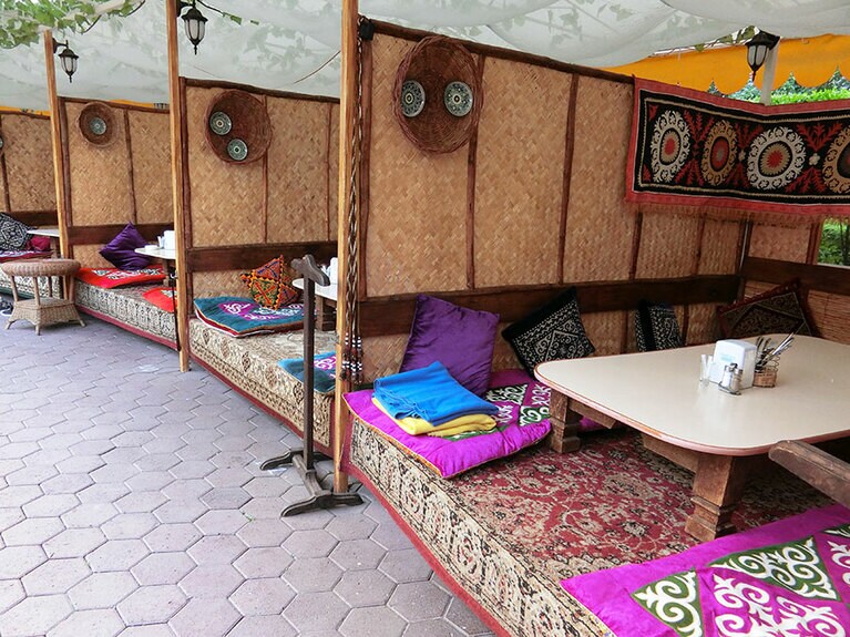 夏の間だけオープンしている、遊牧民のテントをイメージした屋外レストラン。