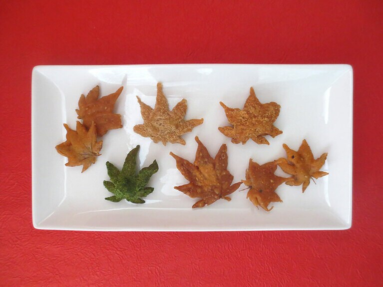 左上から時計回りで「伝統のプレーン」「こっくり黒糖」「豆好きのきなこ」「ちょい辛七味」「甘辛のしお」「はんなりグリーンティー」。