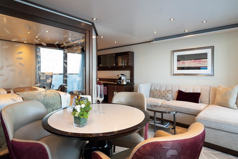 バトラーサービス付きの広々としたゲストルーム“ペントハウススイート”