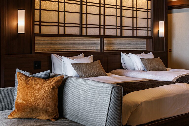 70㎡という広々とした露天風呂付きオーシャンテラスには、最大4名まで滞在可能。